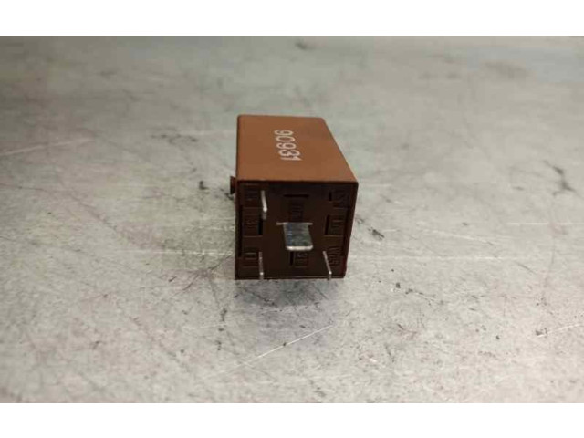 Pojistková skříňka 1391725 BMW 5 E34 1989