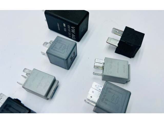   Pojistková skříňka 0281003032, 20141205   Volkswagen Tiguan 2008