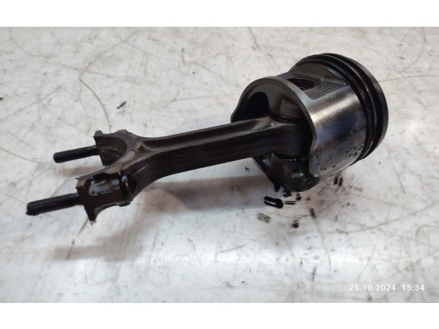 Píst    Nissan Navara D22     