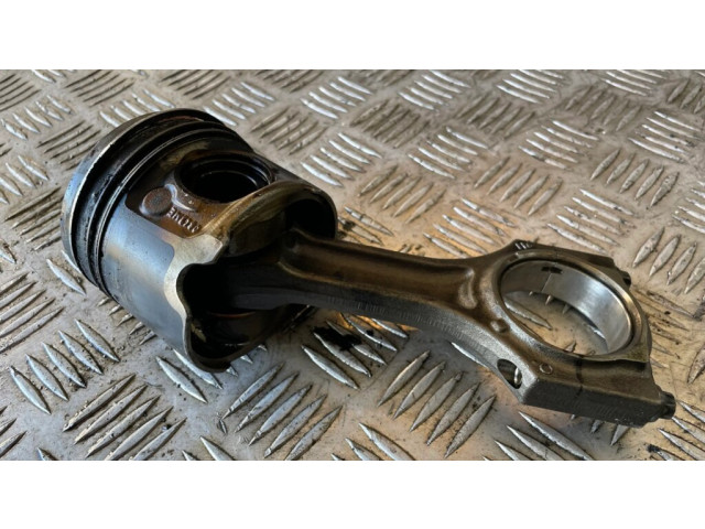 Píst    BMW 4 F36 Gran coupe  pro naftový motor 2.0  