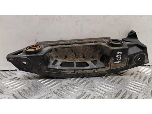 Задний держатель бампера