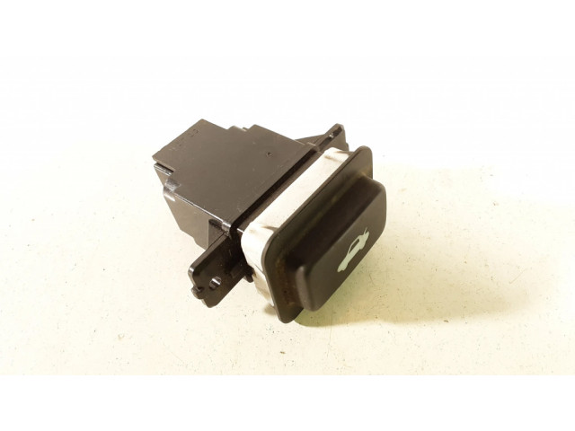 Выключатель открытия задней двери