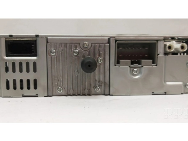 Радио/ проигрыватель CD/DVD / навигация