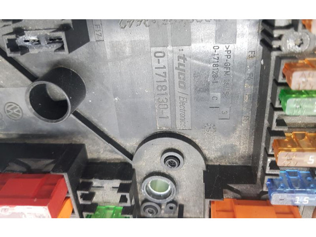 Блок предохранителей 1K0937125 Volkswagen Golf Plus