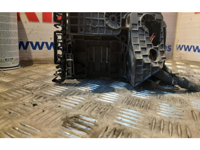 Блок предохранителей 1K0937629A   Volkswagen Caddy    