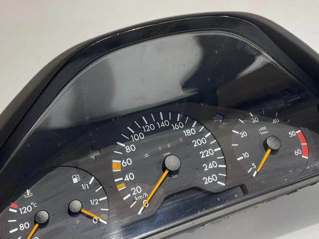 Přístrojová deska Mercedes-Benz E W210 2000 2105403348, 84570285