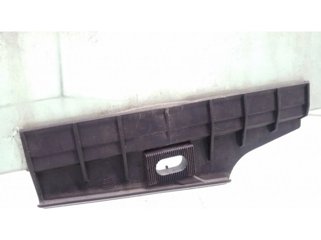 Основное стекло передних дверей (четырехдверного автомобиля)