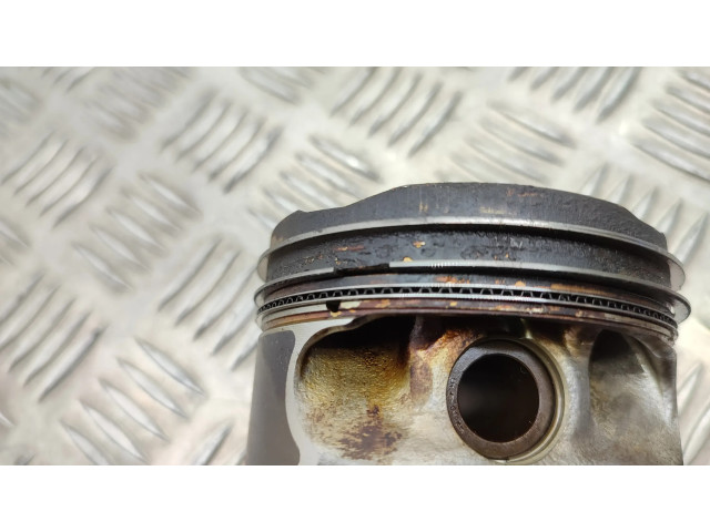 Píst Mercedes-Benz A W176 pro benzínový motor 1.6