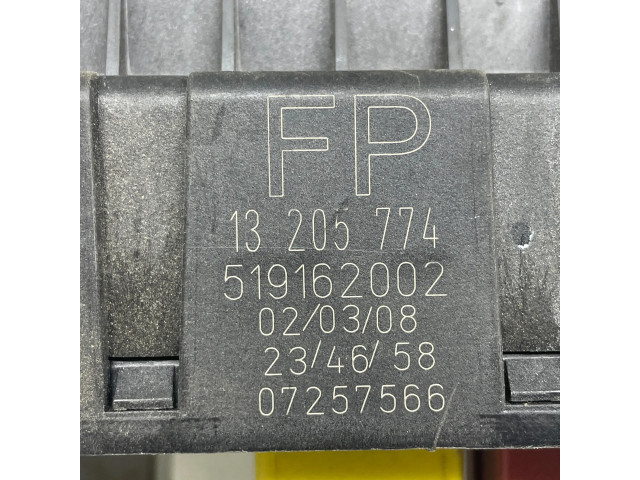 Блок предохранителей 13205774, 07257566 Vauxhall Vectra C