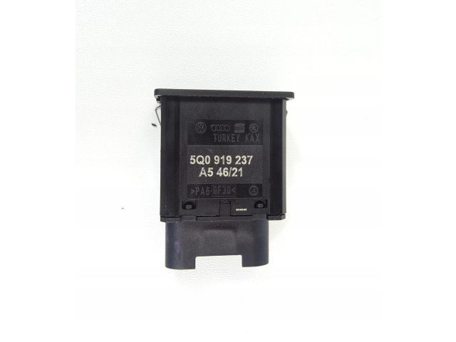 Подушка безопасности водителя 5Q0919237 Skoda Octavia Mk4