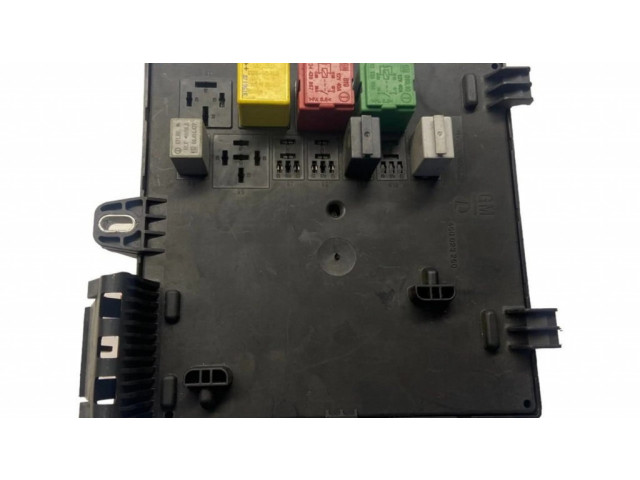 Блок предохранителей 13205774, 519162002 Opel Vectra C