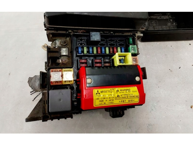 Ящик предохранителей (комплект) MR587807 Mitsubishi Endeavor