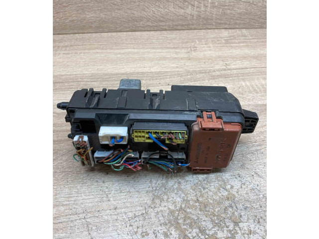 Блок предохранителей MB953355, MR193494 Mitsubishi Carisma