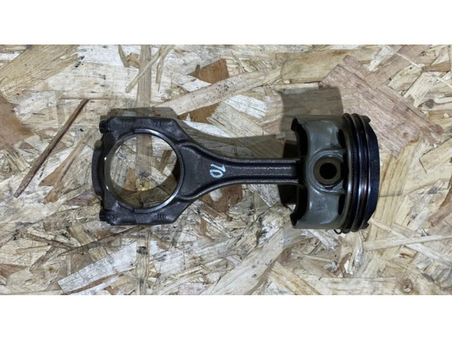 Píst 784323704, 111213684 BMW 5 F10 F11 pro benzínový motor 4.4