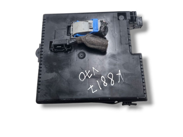 Блок предохранителей 28017881, 30728512   Volvo V70    