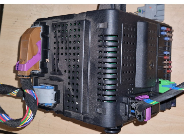 Блок предохранителей 30765149 Volvo S60