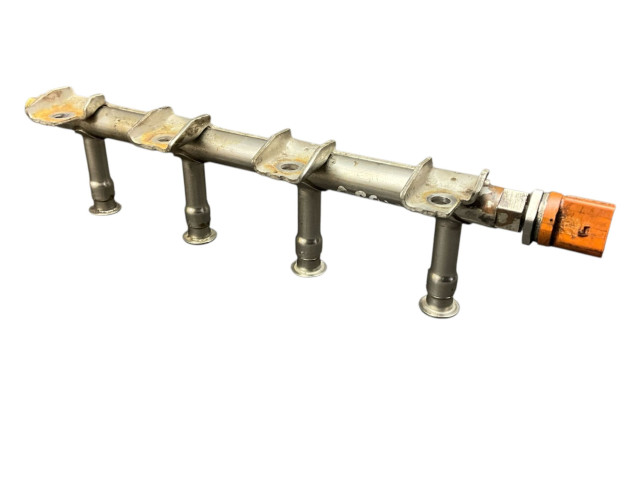 Топливная рампа 03F133320C, 043520439   Audi A1   для двигателя Cay