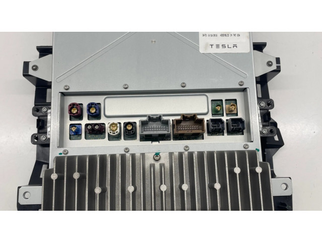 Дисплей    104500603A   Tesla Model X