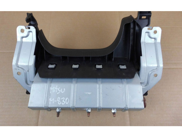 Подушка безопасности для колен 7030A242 Mitsubishi ASX