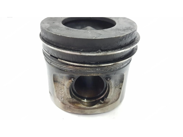 Píst 11257810825, 7810825 BMW 1 E81 E87 pro naftový motor 2.0