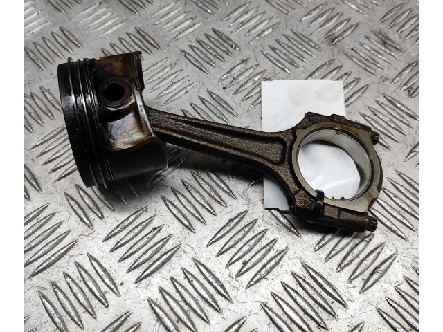 Píst 55571102 Opel Astra J A 14 XER