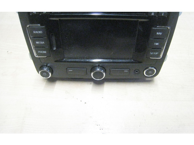 Радио/ проигрыватель CD/DVD / навигация