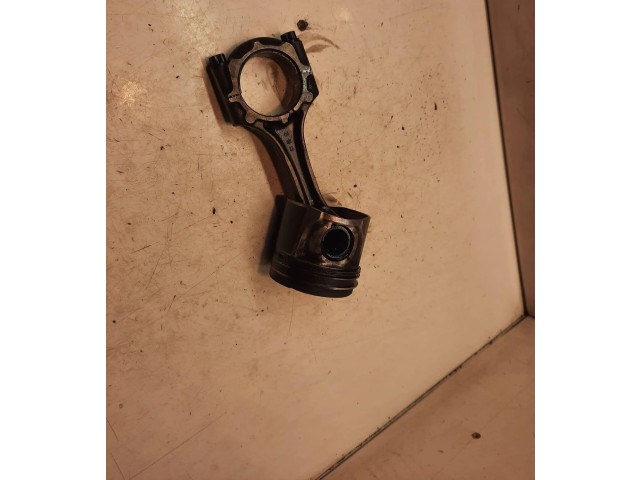 Píst 82L106 Toyota Corolla Verso E121 pro naftový motor 2.0