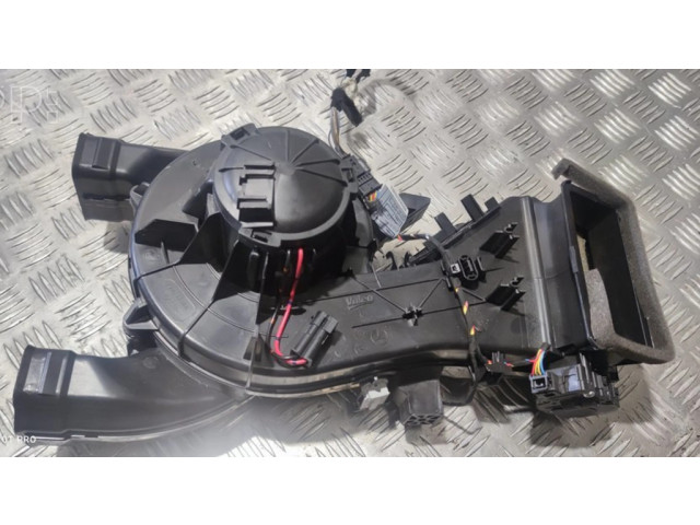 Другая деталь салона