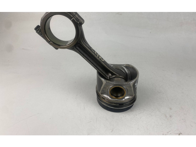  Поршень с шатуном  02604LA, 04LADE  Audi A3 S3 8V  