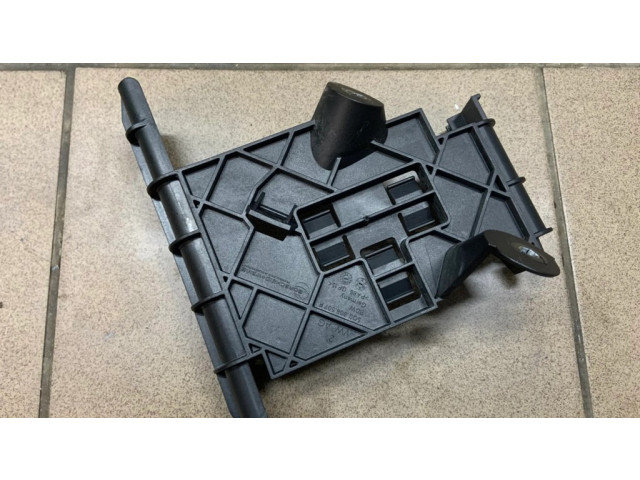 Другая деталь отсека двигателя