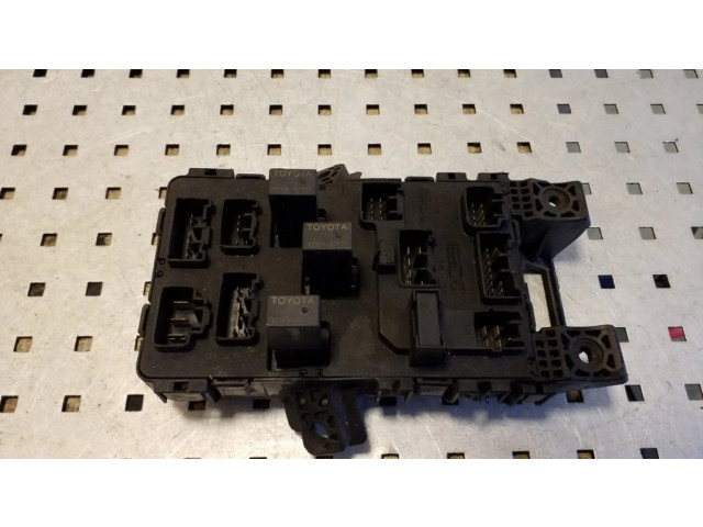 Pojistková skříňka 8264105011, 05810530 Toyota Avensis T220 2001