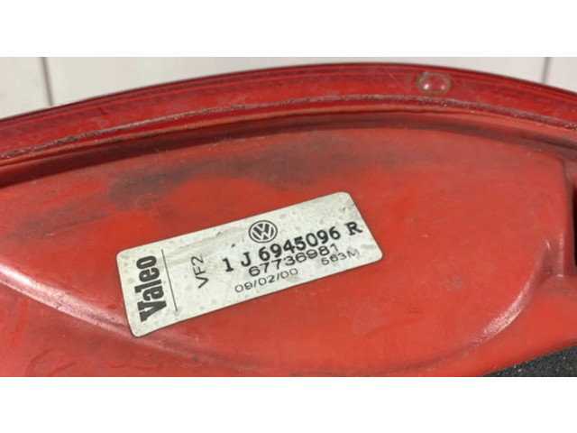 Задний фонарь правый 1J6945096R Volkswagen Golf IV 1998-2005 года