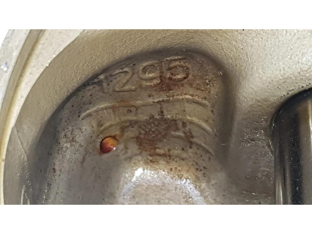 Píst 11257613626 BMW X6 E71 pro benzínový motor 4.4