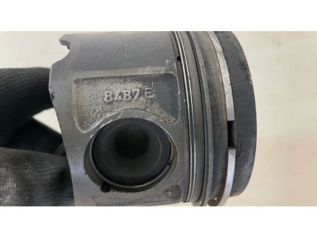 Píst 8487E, 512 BMW 1 E81 E87 pro naftový motor 2.0