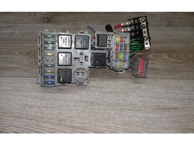 Блок предохранителей 8690698   Volvo V70    