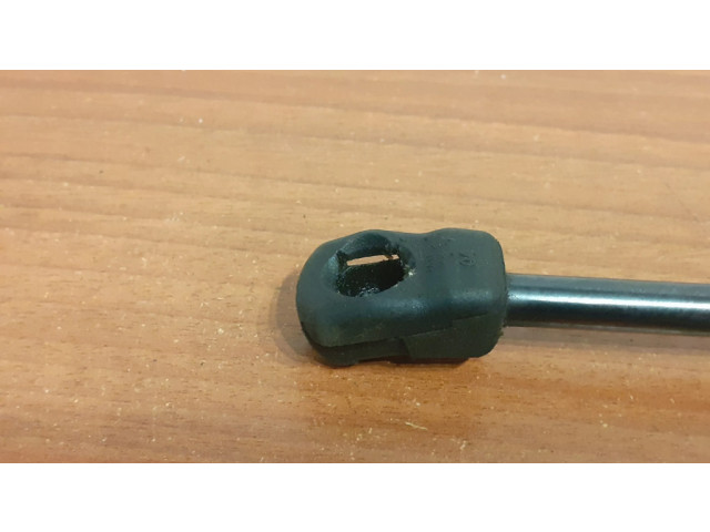 Амортизатор капота двигателя