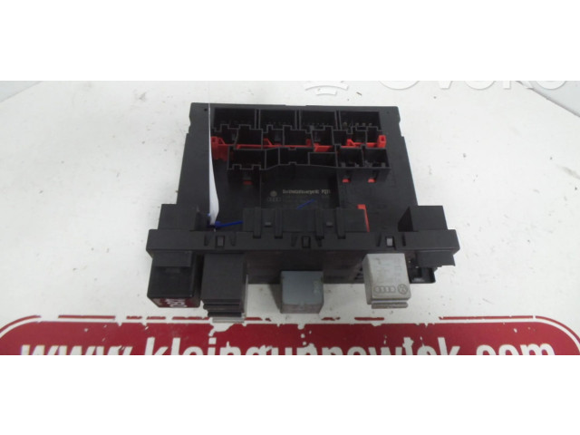 Блок предохранителей 1K0937049K, 1K0937049A   Volkswagen Caddy    