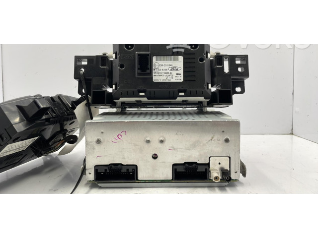 Радио/ проигрыватель CD/DVD / навигация