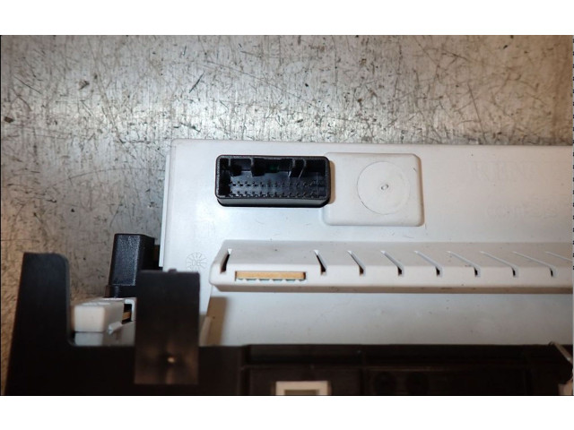 Дисплей 8200633623 Renault Clio III