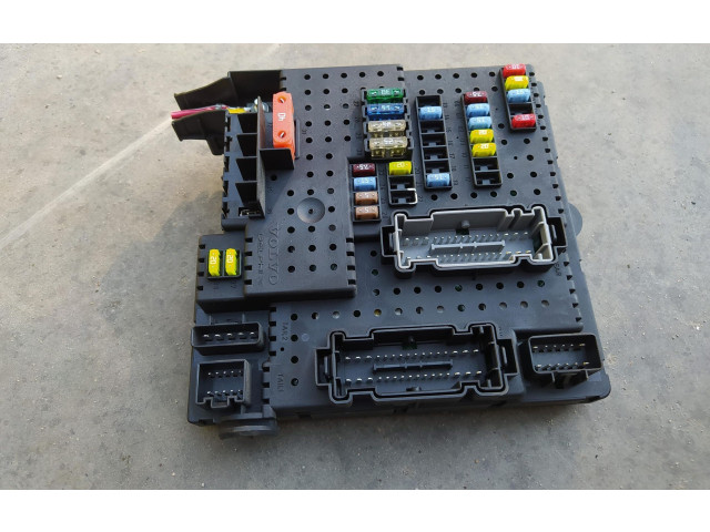 Блок предохранителей 8688264 Volvo S60