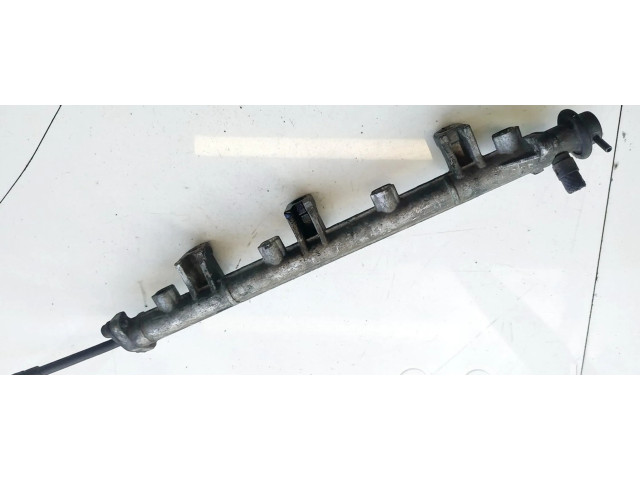 Vstřikovací lišta Toyota Avensis T220 pro benzínový motor 2.0