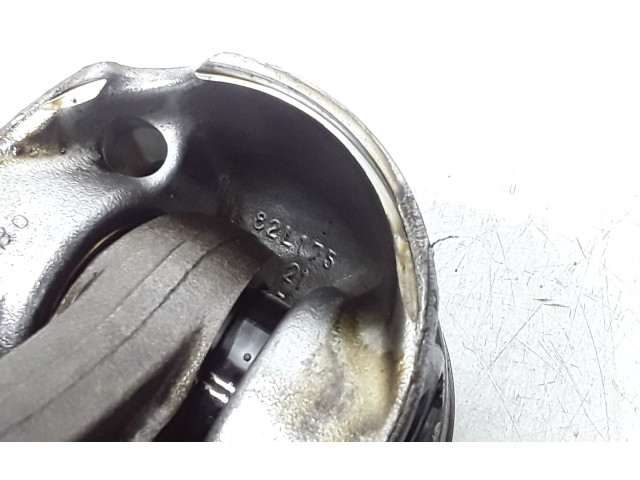 Поршень с шатуном D4204T5 82L175 Volvo S60