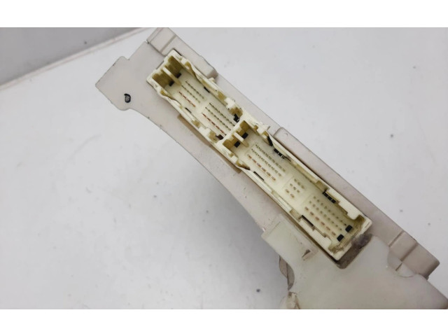 Pojistková skříňka 8273047510 Toyota Prius (XW30) 2012