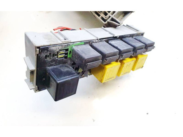 Блок предохранителей 93363151, 13111111 Opel Meriva A