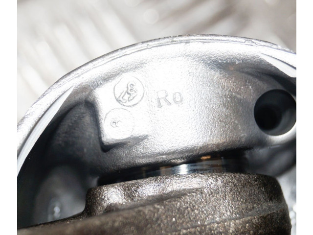 Píst 31339777, 8631505 Volvo V60 pro naftový motor 2.4