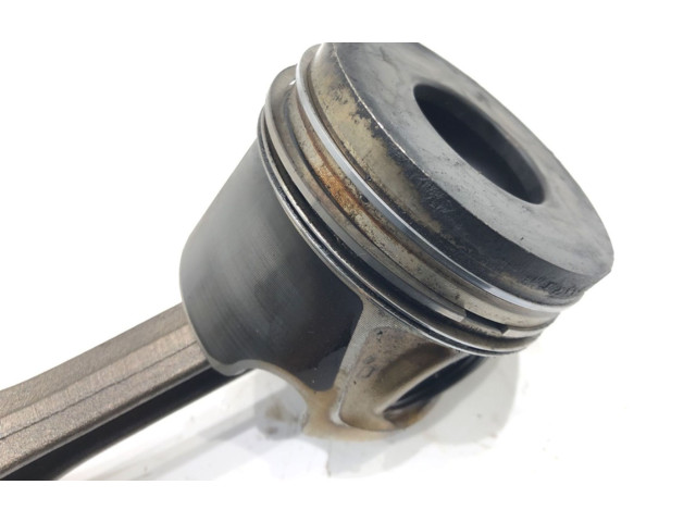 Поршень с шатуном Skoda Octavia Mk2 (1Z)