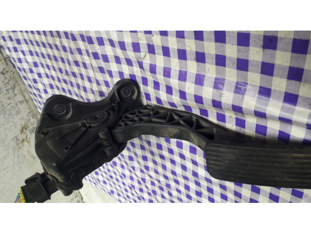 Педаль акселератора