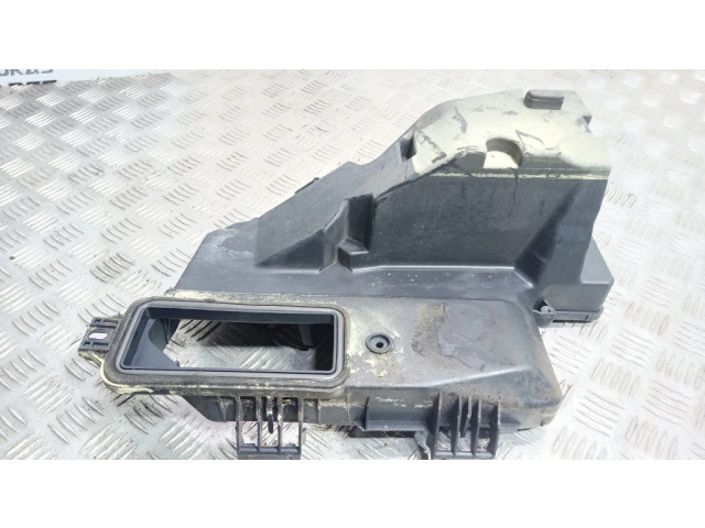 Другая деталь отсека двигателя