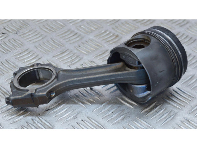 Píst BMW 5 E39 pro naftový motor 2.5 M57 D25 (256D1)