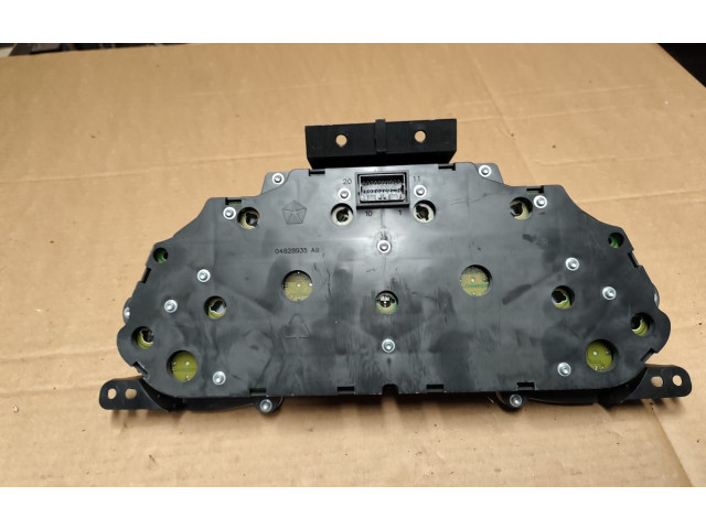 Блок предохранителей 04828962AB, P56010494AB Jeep Cherokee III KJ